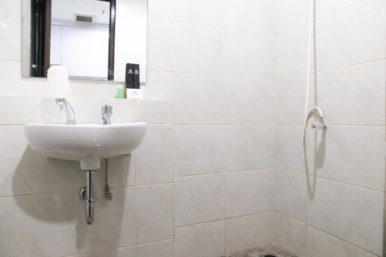 Comfortable Studio Apartment Grand Dhika City By Travelio Bekasi Buitenkant foto